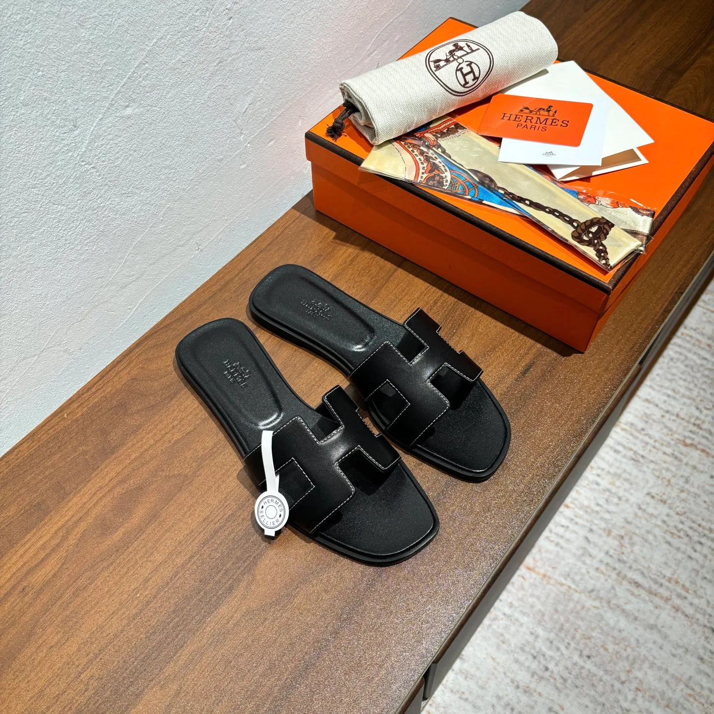 👟👟Ex-factory price 480👟👟 Brand💗: The latest color series from HERMES official website Code number💗: 35-40 full size (34 41 42 customized, non-refundable and non-exchangeable) Upper material💗: Classic plain calfskin Sole material💗: Zero-crack genuine leather mid-sole👑👑👑 Fully dyed HERMES Plain calfskin sandals, a historical representative work, the timeless classic H sandals, suitable for home and travel, this shoe is the finishing touch of your wardrobe, it looks great on the feet💃🏻💃🏻💃🏻